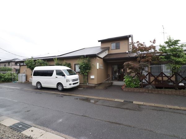 外観と送迎車