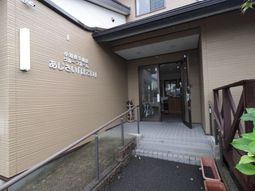 施設のエントランス外観