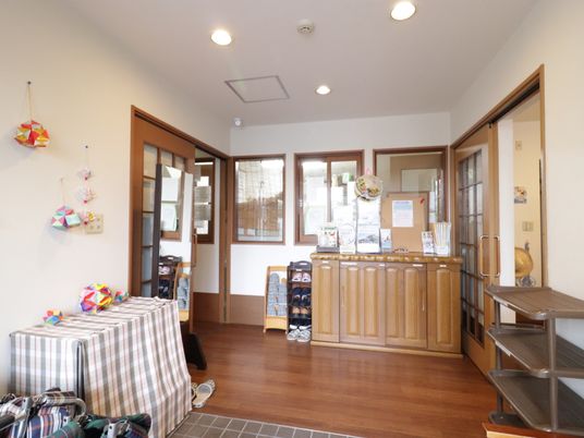 明るいエントランスの様子