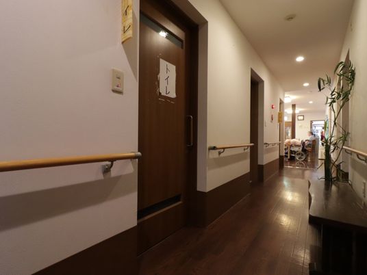 廊下の手摺と入口