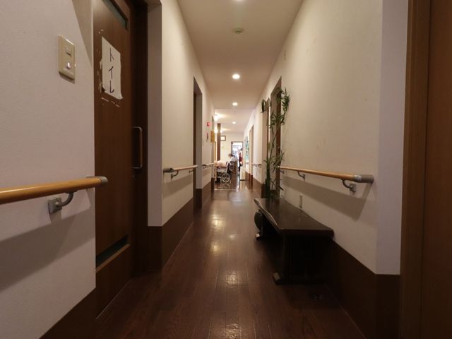 廊下に手すりとベンチ