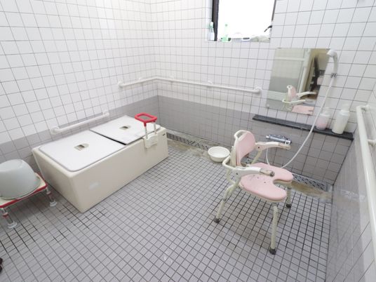 バリアフリー設計の浴室