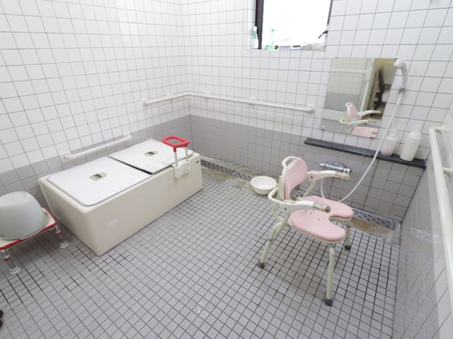 バリアフリー設計の浴室
