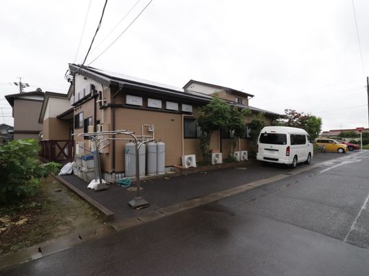 屋外にある建物全景