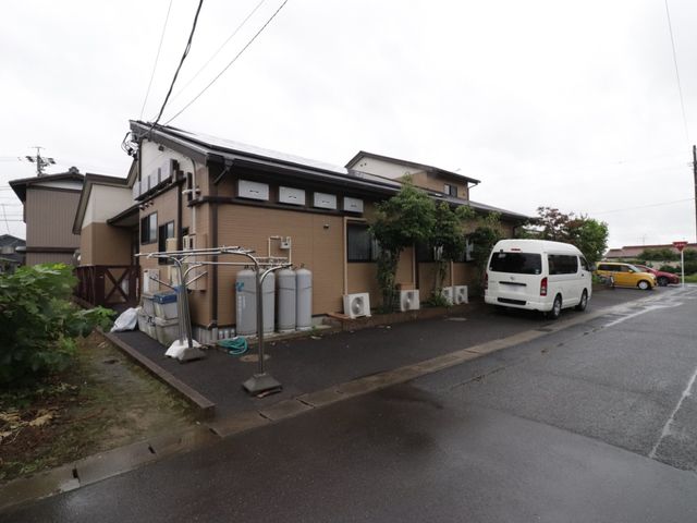 屋外にある建物全景
