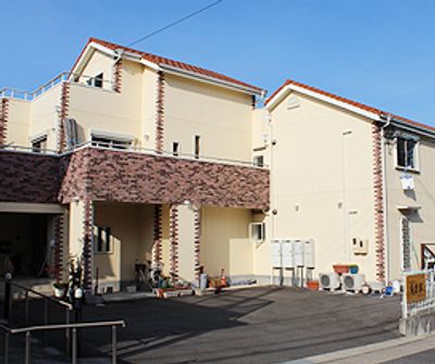明るい日差しの外観
