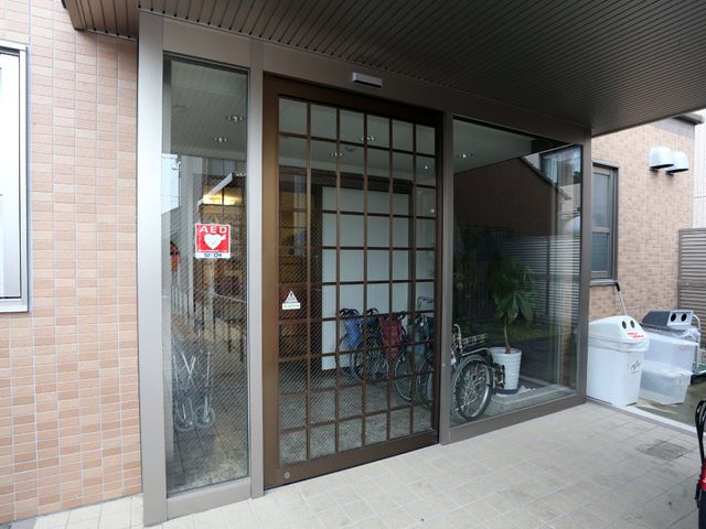 エントランスの片引き戸と植物