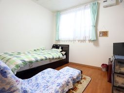 快適なベッドのある部屋