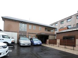 茶色の門と建物外観