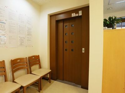 エレベーター前の待合スペース