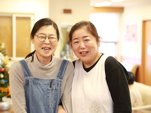 笑顔の職員2人ラウンジ  