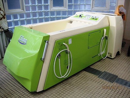 介助浴槽の浴室  