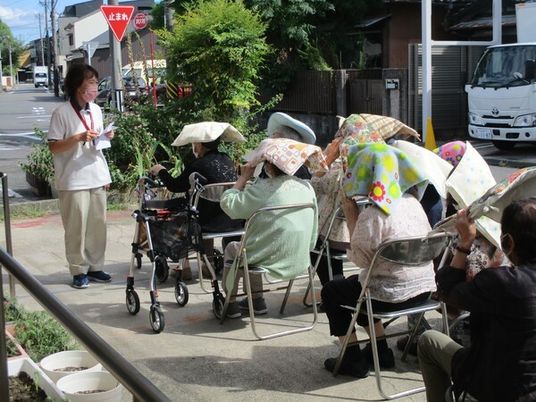 講義を受ける人々の庭