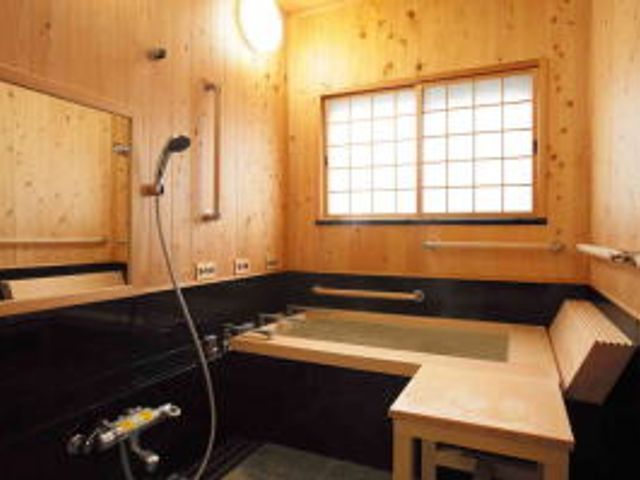 木の温もりが感じられる浴室 浴室 木目が美しい浴室で、心地よい時間が過ごせます。明るい窓から自然光が入ります。