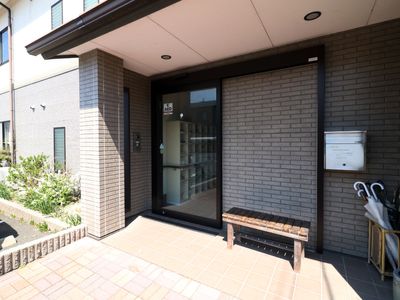 エントランスの明るい風景