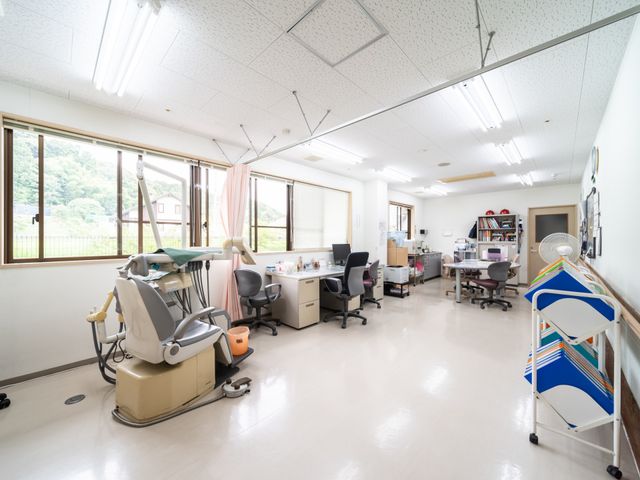 広々とした明るい機能訓練室 スタッフ部屋 広々とした機能訓練室で、専門の機器を使ったリハビリテーションが行えます。明るい窓辺で、日々の健康をサポートします。