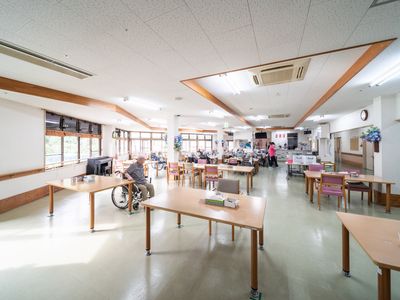 広々とした明るい共有スペース