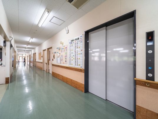 清潔な施設の廊下