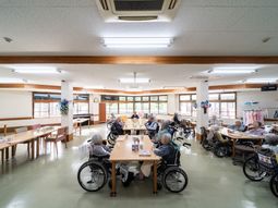 広々とした明るい食堂