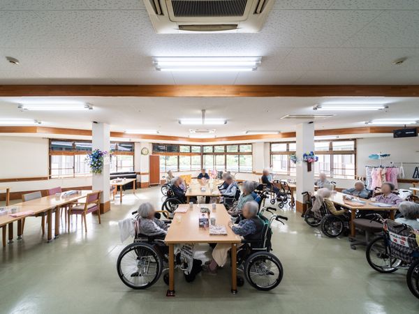 広々とした明るい食堂
