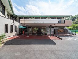 広いエントランスの施設外観