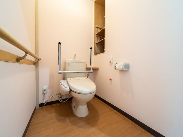 バリアフリートイレ トイレ 安全に配慮された手すり付きのトイレで、利用者の日々の快適さを支えます。周囲は清潔に保たれ、使いやすさを最優先に設計されています。