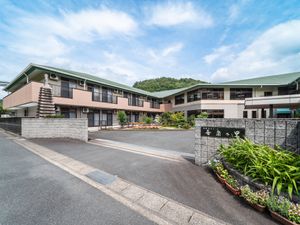 緑豊かな施設外観