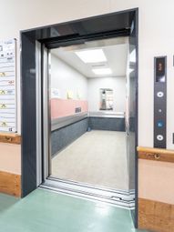 エレベーターの開いた扉
