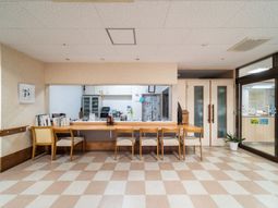 落ち着いた色の応接スペース