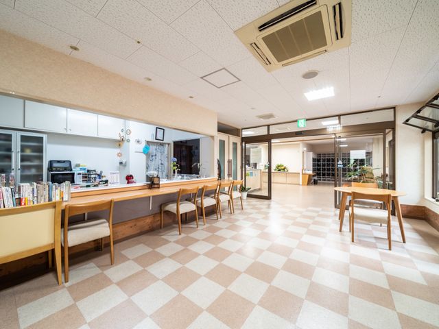 ゆったりとした食堂の様子 エントランス ゆとりのある食堂は、明るく清潔感があります。読書や手仕事を楽しむ方々の憩いの場となっています。
