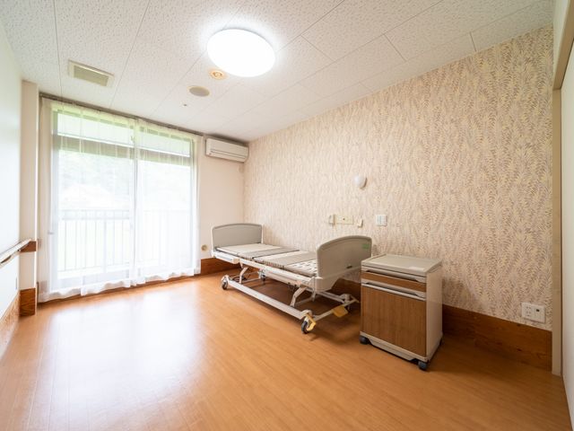 明るい個室の居室空間 居室 陽光が差し込む広々とした居室で、快適な生活を始めませんか。機能的なベッドや家具が整えられ、落ち着いた雰囲気の中でお過ごしいただけます。