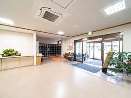 エントランスの明るい様子