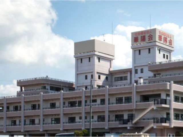 空に映える建物外観 外観   青空の下に映える立派な建物で、清潔感あふれる環境が整っています。
