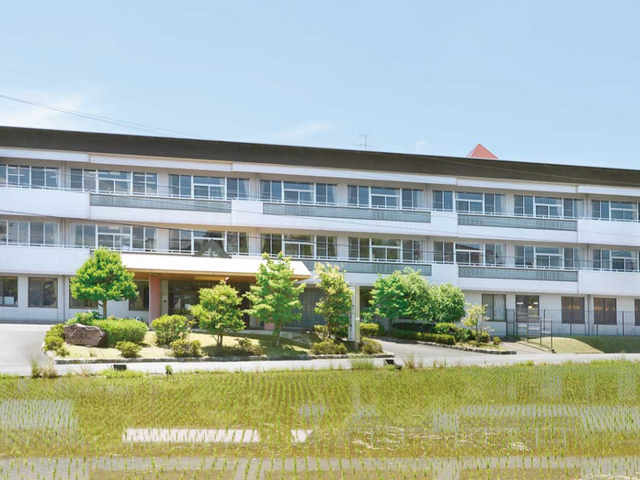 緑豊かな外観 外観 広々とした緑地に囲まれた建物は、訪れる人々に安らぎを提供してくれます。