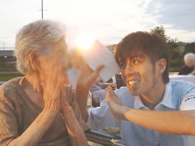 和やかな交流の風景 テラス テラスで楽しい時間を過ごされています。自然の風を感じながら、リラックスした環境です。