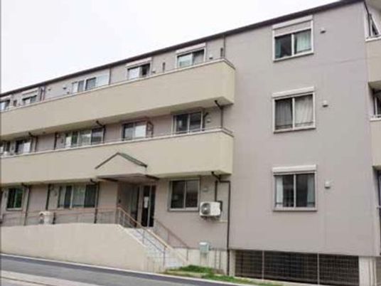 3階建ての建物外観  
