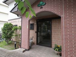 施設のエントランス外観