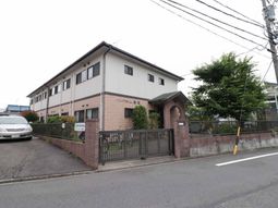 落ち着いた色合いの外観