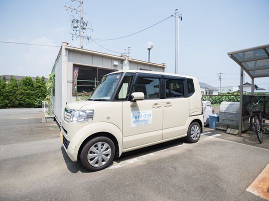 介護用送迎車が停車中