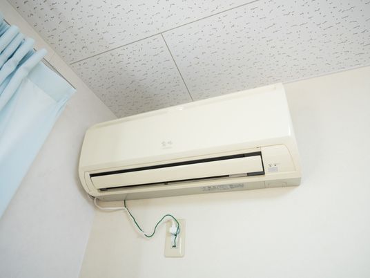 壁に取り付けられたエアコン