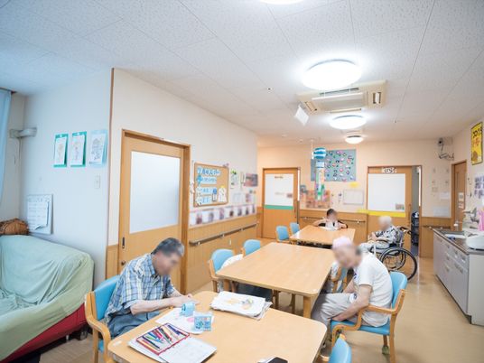 居室で過ごす人々