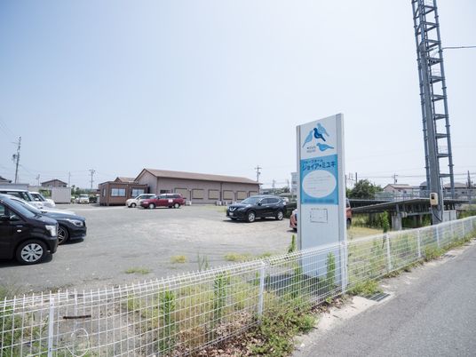 広い駐車場と施設の外観