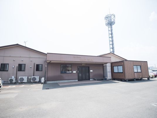 茶色い建物の外観