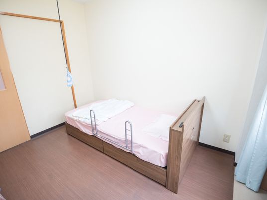 シンプルな居室のベッド