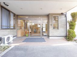 エントランスの明るい外観