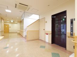 照明付きの明るい廊下