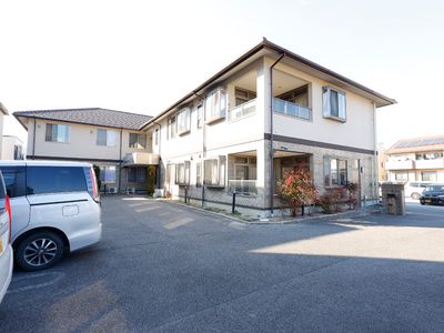 明るい日差しの施設外観