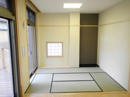 明るい和室の居室