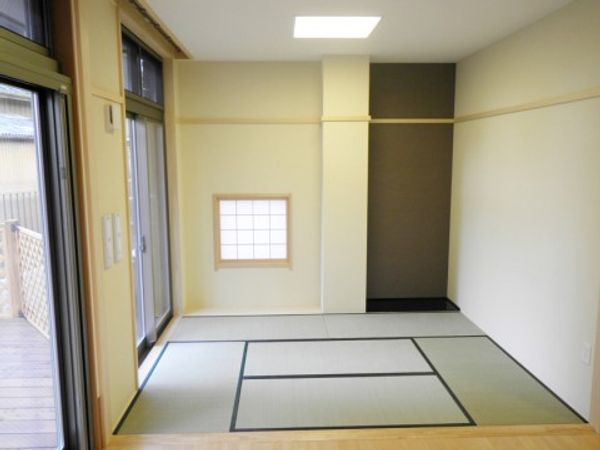 明るい和室の居室
