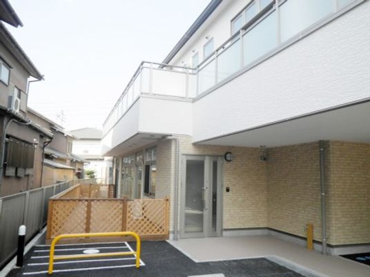 クリーンな外観の建物